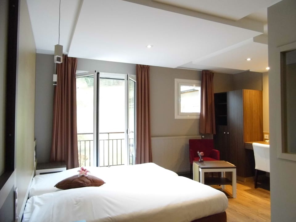 Superior Double or Twin Room | Desk, laptop workspace, soundproofing, free cribs/infant beds