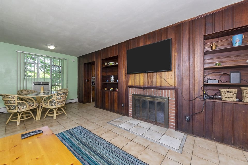 Cabin, 3 Bedrooms | Living room | Smart TV