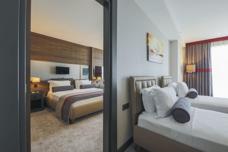 Family Room | In-room safe, desk, blackout drapes, soundproofing