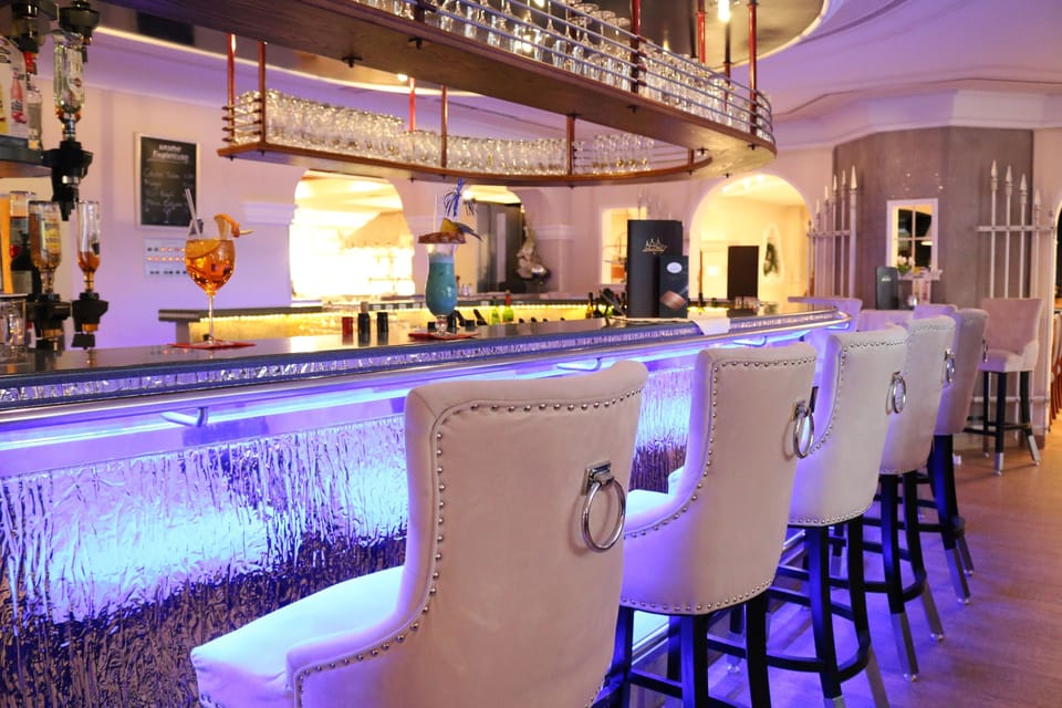2 bars/lounges