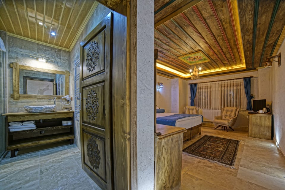 Egyptian cotton sheets, premium bedding, minibar, desk