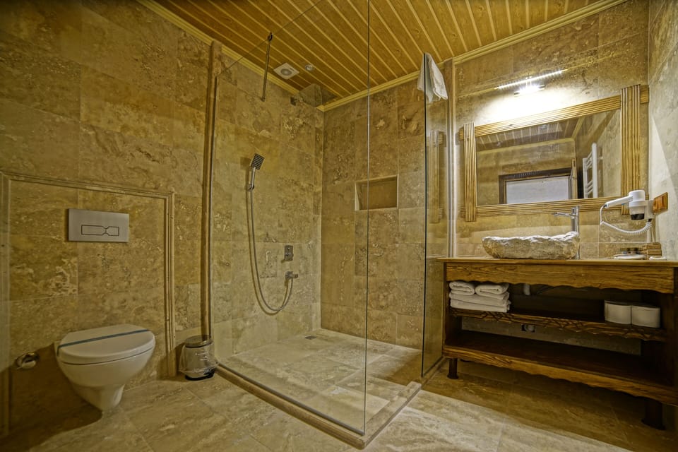 Shower, rainfall showerhead, free toiletries, hair dryer