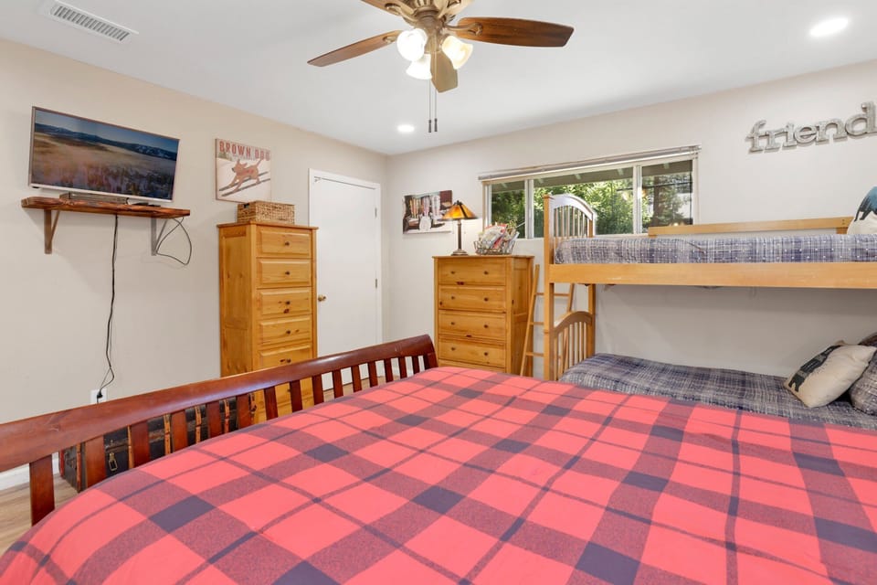 House, Multiple Beds, Hot Tub, Mountain View (1651) | 3 bedrooms, individually decorated, individually furnished, bed sheets
