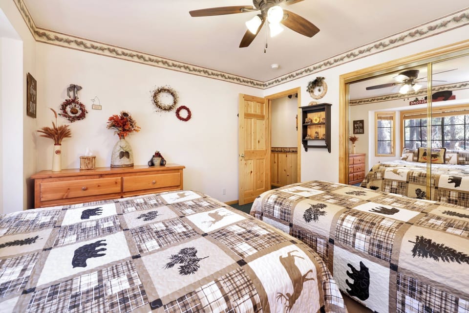Cabin, Multiple Beds, Patio, Mountain View (1662) | 3 bedrooms, individually decorated, individually furnished, bed sheets