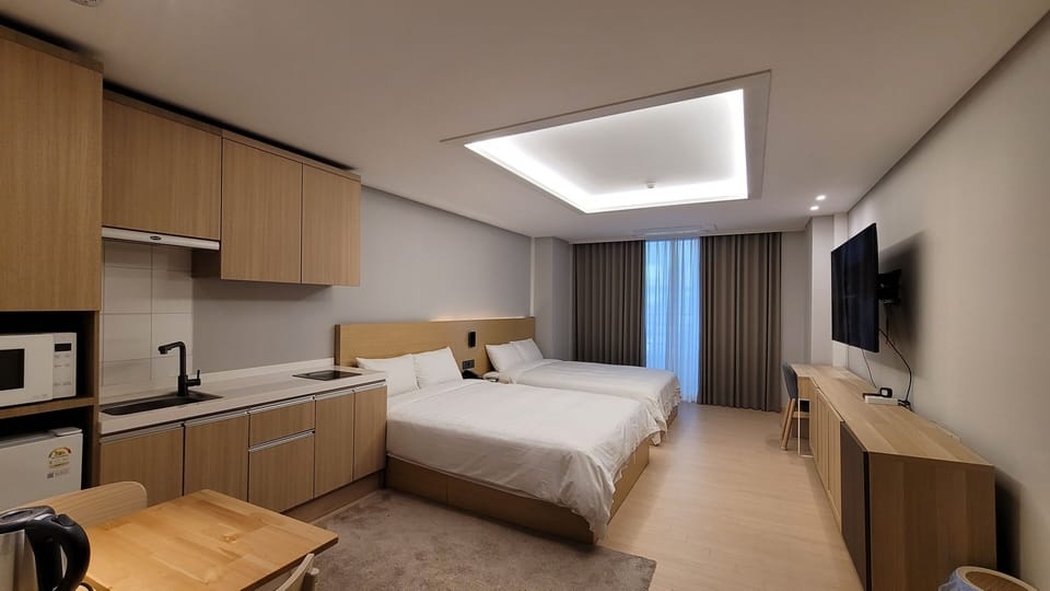 Business Twin Room | Desk, blackout drapes, free WiFi, bed sheets