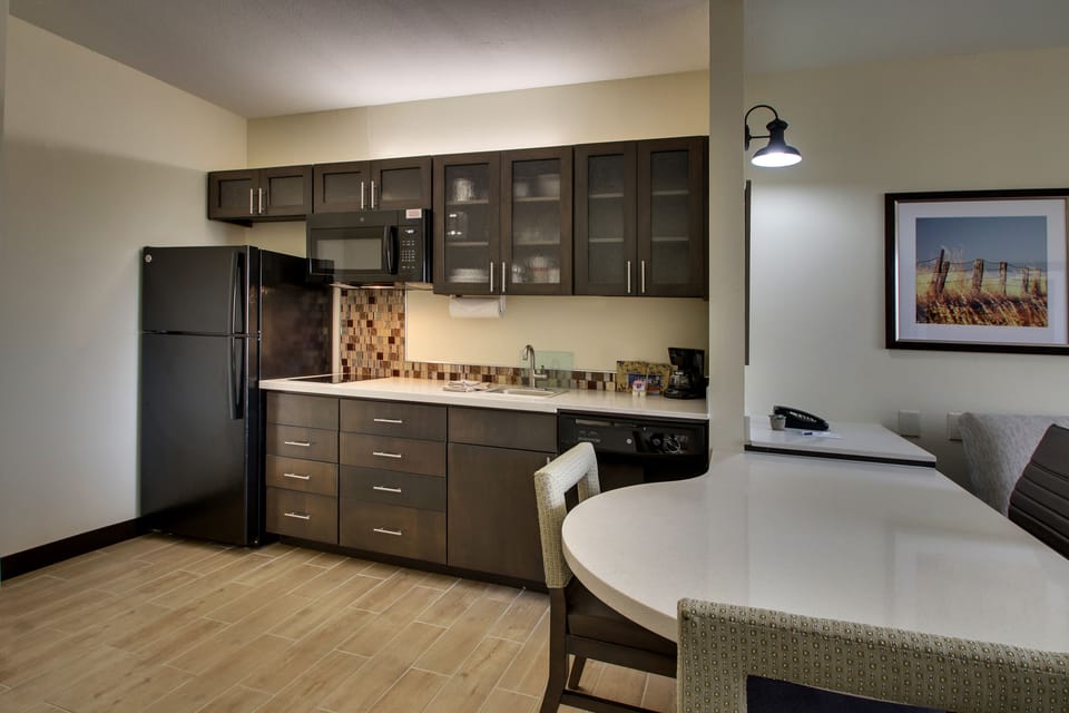 Coffee/tea maker, fridge, microwave, stovetop