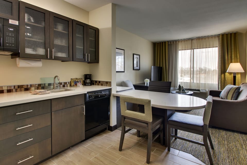 Coffee/tea maker, fridge, microwave, stovetop