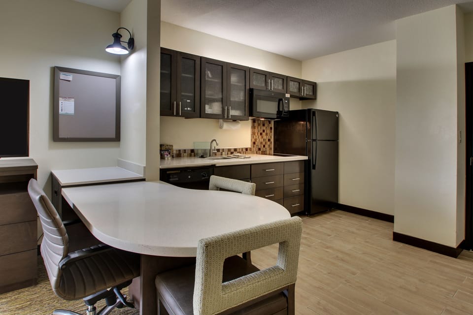 Coffee/tea maker, fridge, microwave, stovetop