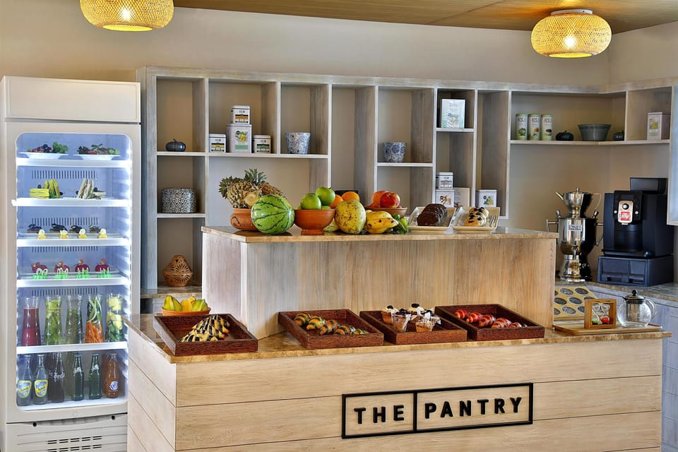 2 restaurants; breakfast, lunch, and dinner served