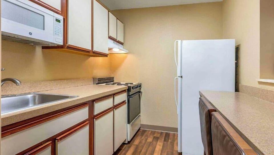 Full-size fridge, microwave, stovetop