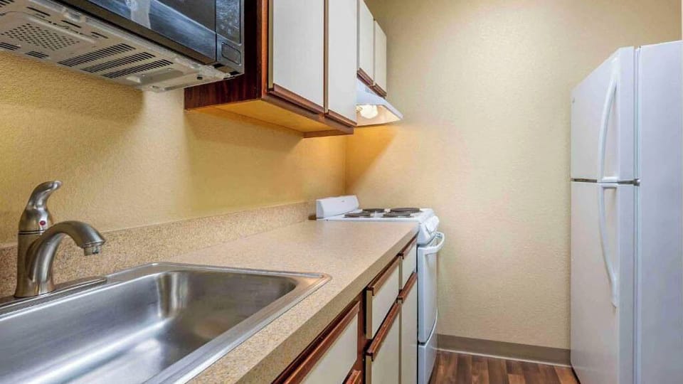 Full-size fridge, microwave, stovetop