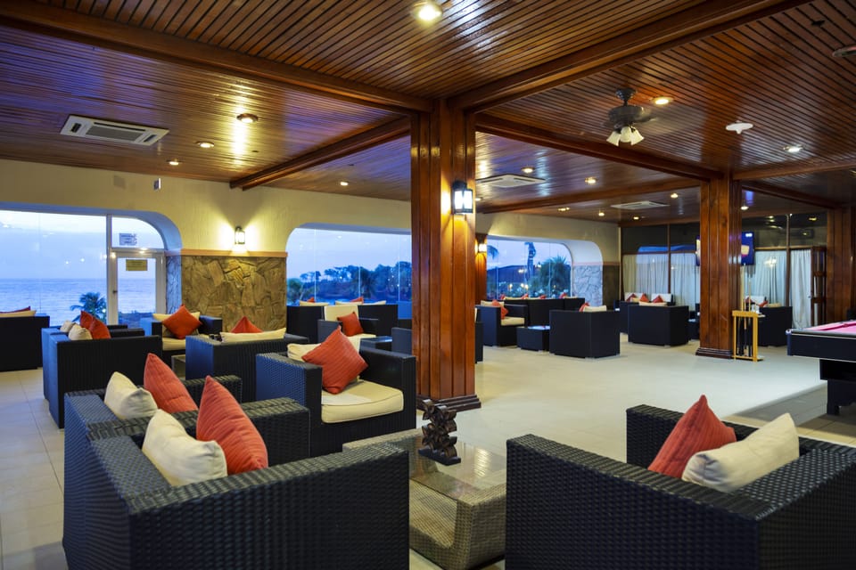 2 bars/lounges, swim-up bar, poolside bar, beach bar