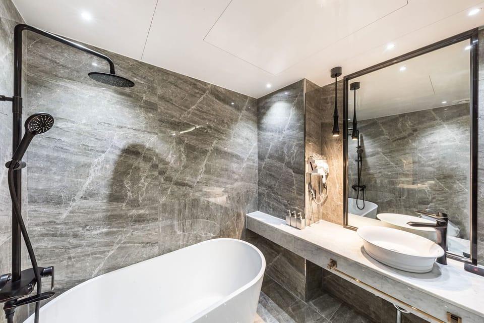 Deluxe Twin Room | Bathroom | Combined shower/tub, deep soaking tub, free toiletries, hair dryer