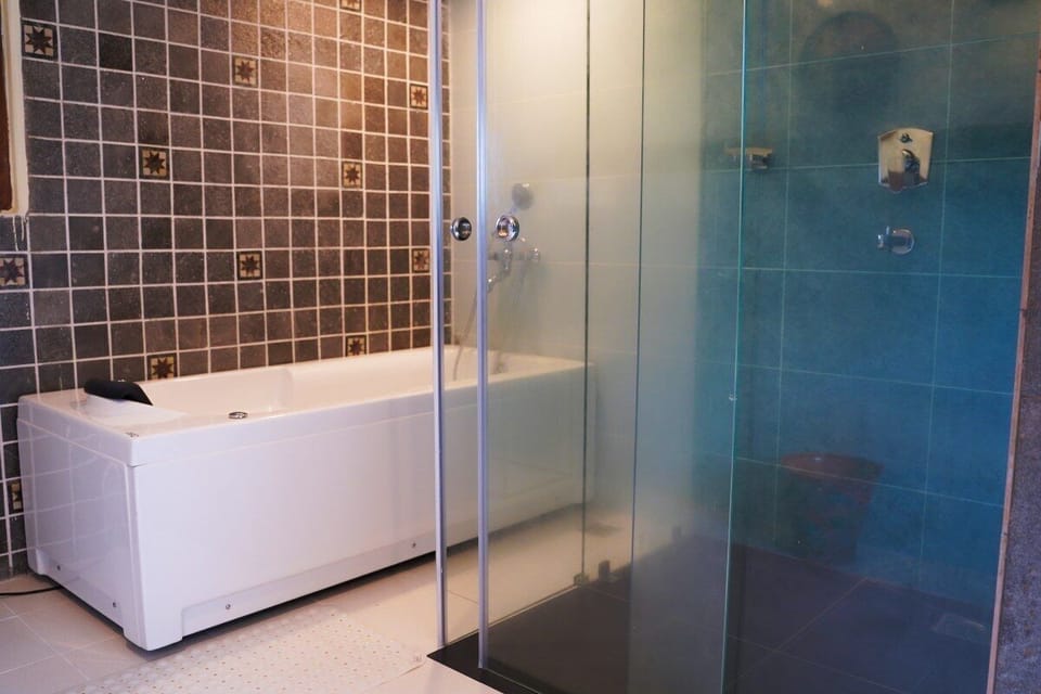 Deluxe Room, 1 Bedroom, Bathtub Grab Bars, Private Bathroom | Bathroom | Combined shower/tub, rainfall showerhead, free toiletries, hair dryer