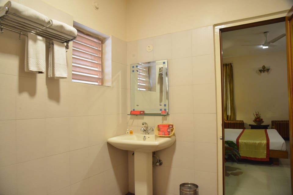 Superior Room | Bathroom | Shower, free toiletries, slippers, towels