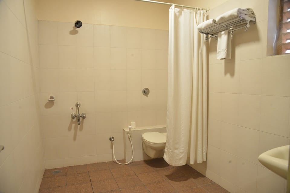 Superior Room | Bathroom | Shower, free toiletries, slippers, towels