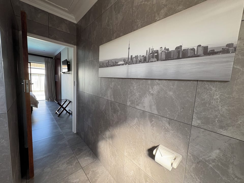 Luxury Room | Bathroom | Shower, free toiletries, hair dryer, towels