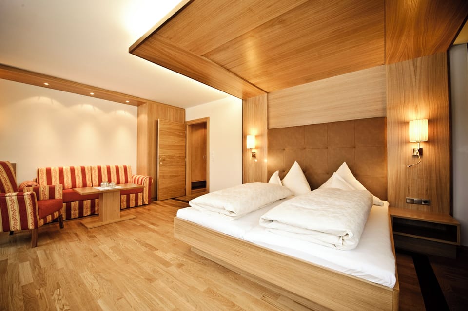 Deluxe Suite, Balcony | Hypo-allergenic bedding available, minibar, in-room safe, WiFi (free)