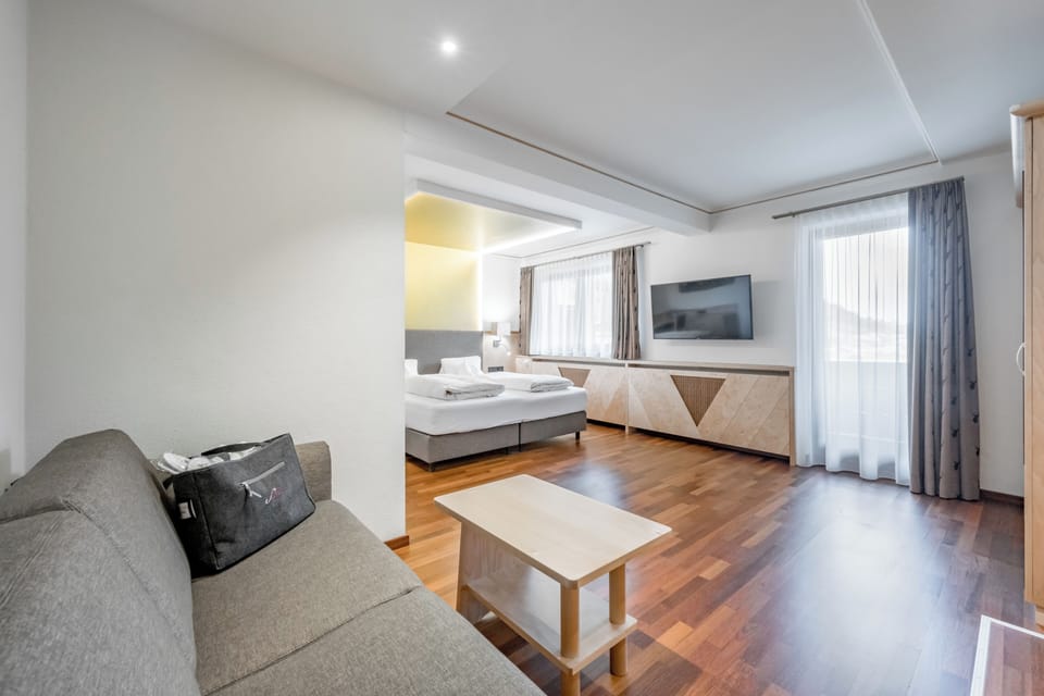 Classic Suite, Balcony | Hypo-allergenic bedding available, minibar, in-room safe, WiFi (free)