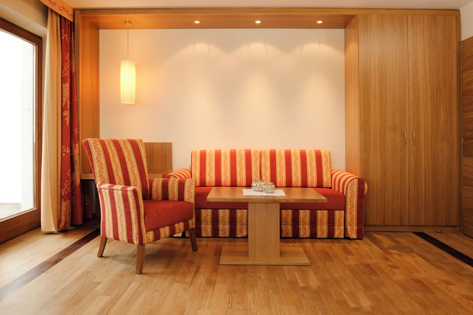 Deluxe Suite, Balcony | Hypo-allergenic bedding available, minibar, in-room safe, WiFi (free)