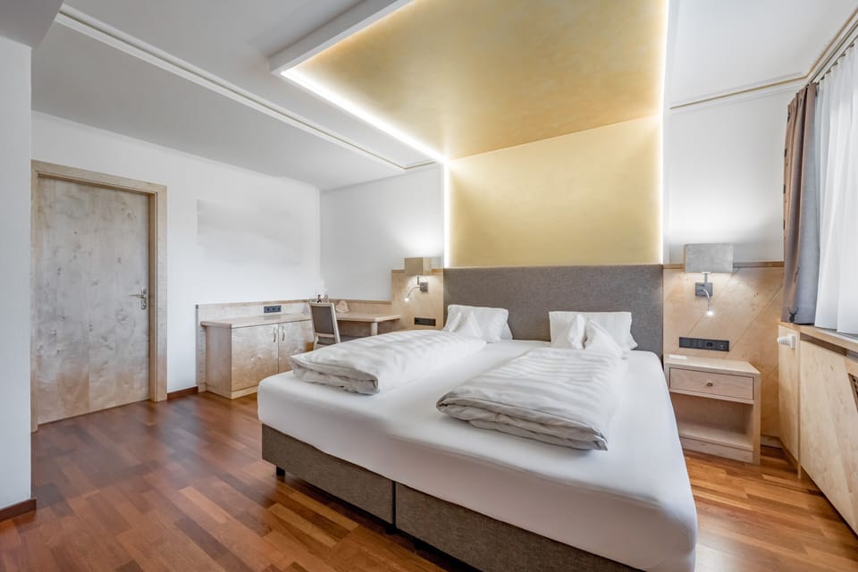 Classic Suite, Balcony | Hypo-allergenic bedding available, minibar, in-room safe, WiFi (free)