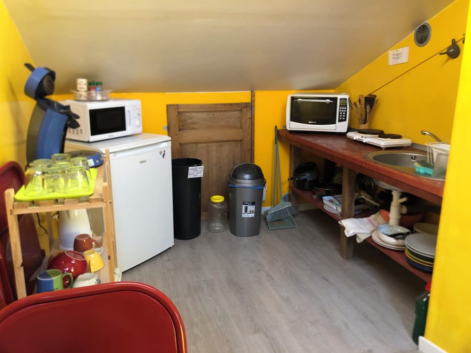 Mini-fridge, microwave, oven, stovetop