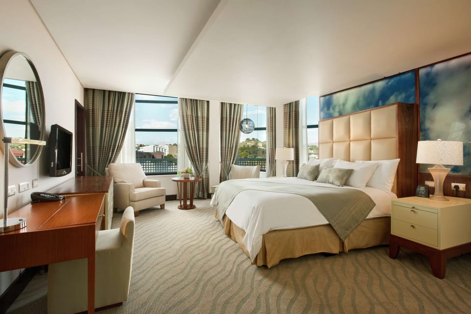 Deluxe Room, 1 King Bed | Pillowtop beds, minibar, in-room safe, desk