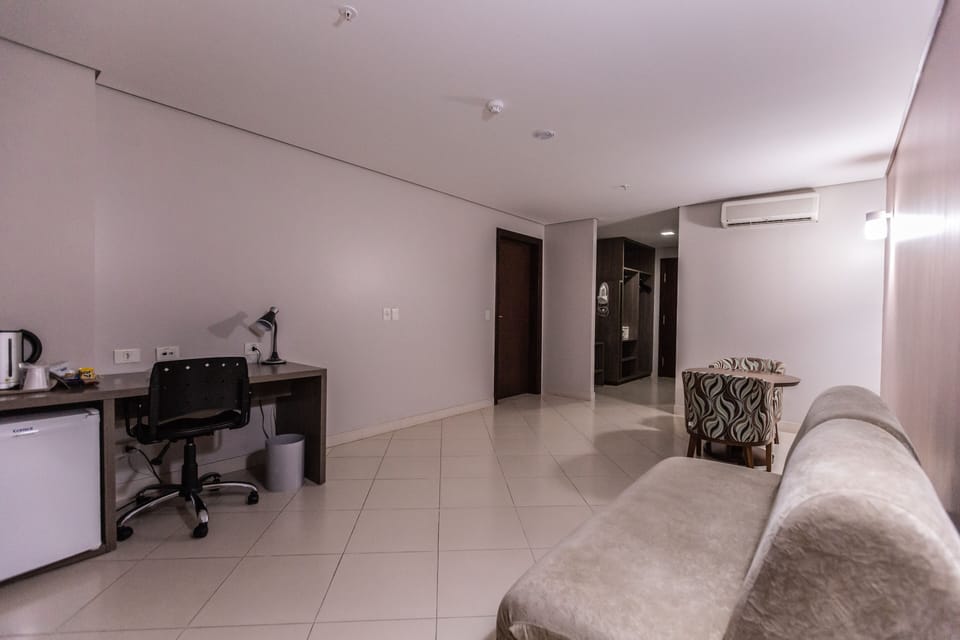 Premium Room, 1 King Bed | Premium bedding, minibar, in-room safe, desk