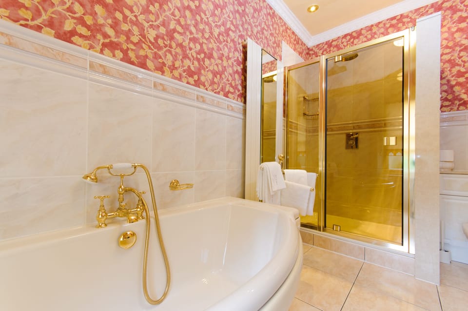 Suite (4 Poster Bed) | Bathroom | Combined shower/tub, hair dryer, towels