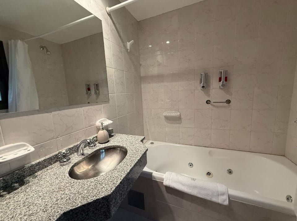 Suite | Bathroom | Combined shower/tub, free toiletries, hair dryer, bidet