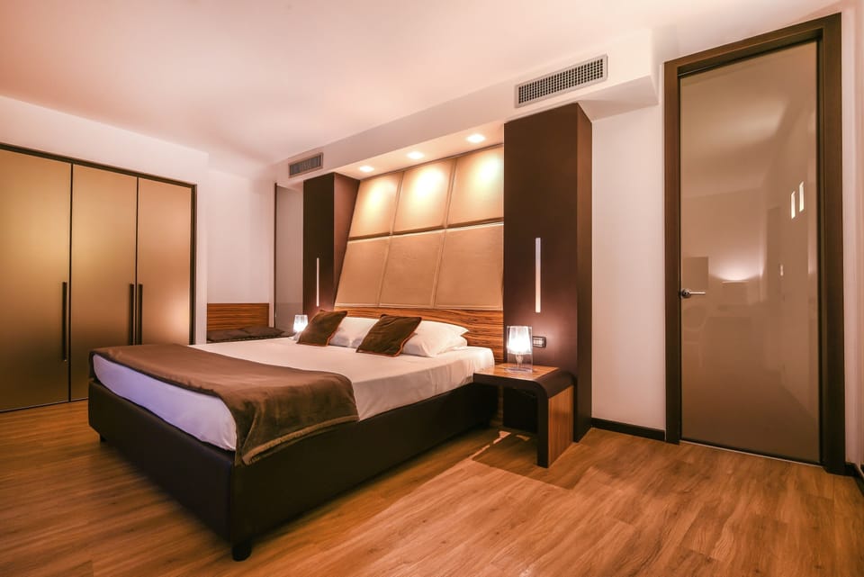 Junior Suite | Hypo-allergenic bedding, minibar, in-room safe, desk