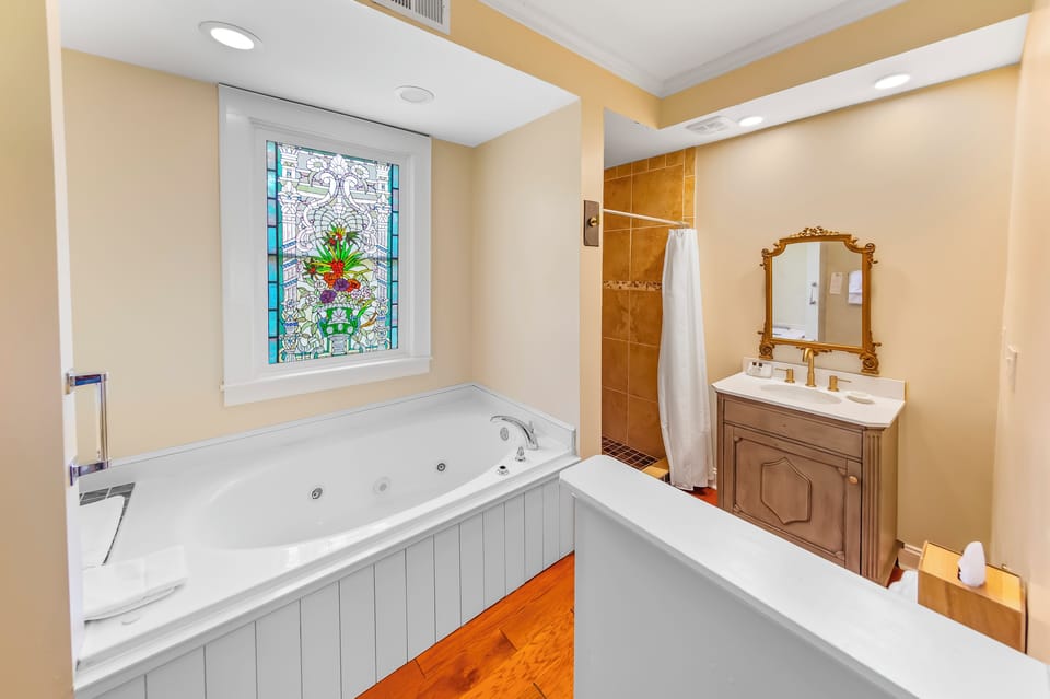 Deluxe Room, 1 Queen Bed, Private Bathroom (The King George III Suite) | Bathroom | Combined shower/tub, jetted tub, free toiletries, hair dryer