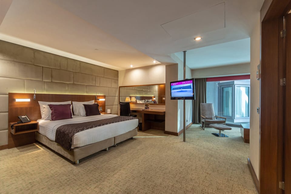 Hypo-allergenic bedding, minibar, in-room safe, individually decorated