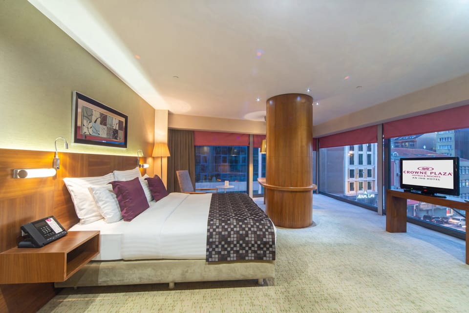 Hypo-allergenic bedding, minibar, in-room safe, individually decorated