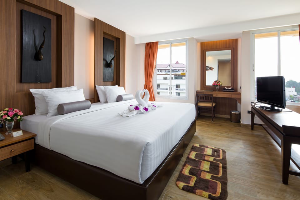 Suite | Egyptian cotton sheets, premium bedding, Tempur-Pedic beds, minibar