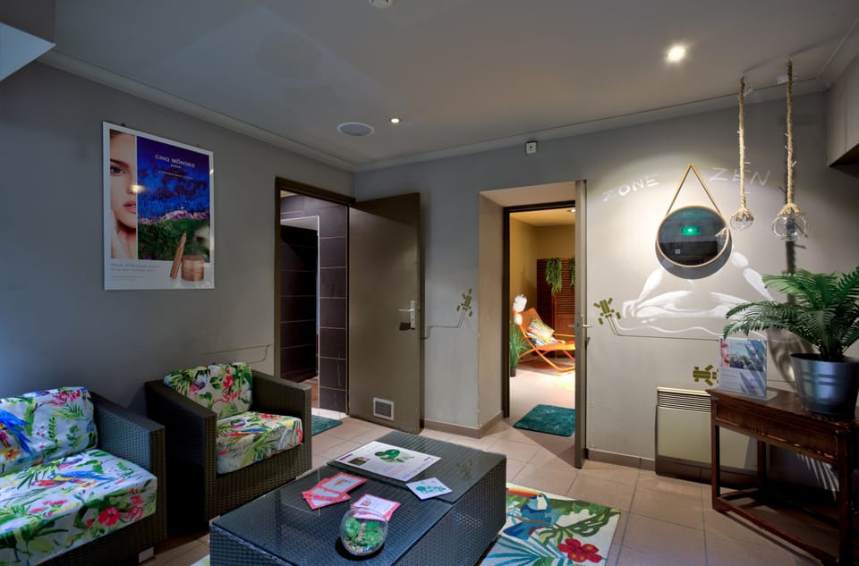 Couples treatment rooms, sauna, hot tub, steam room, Turkish bath