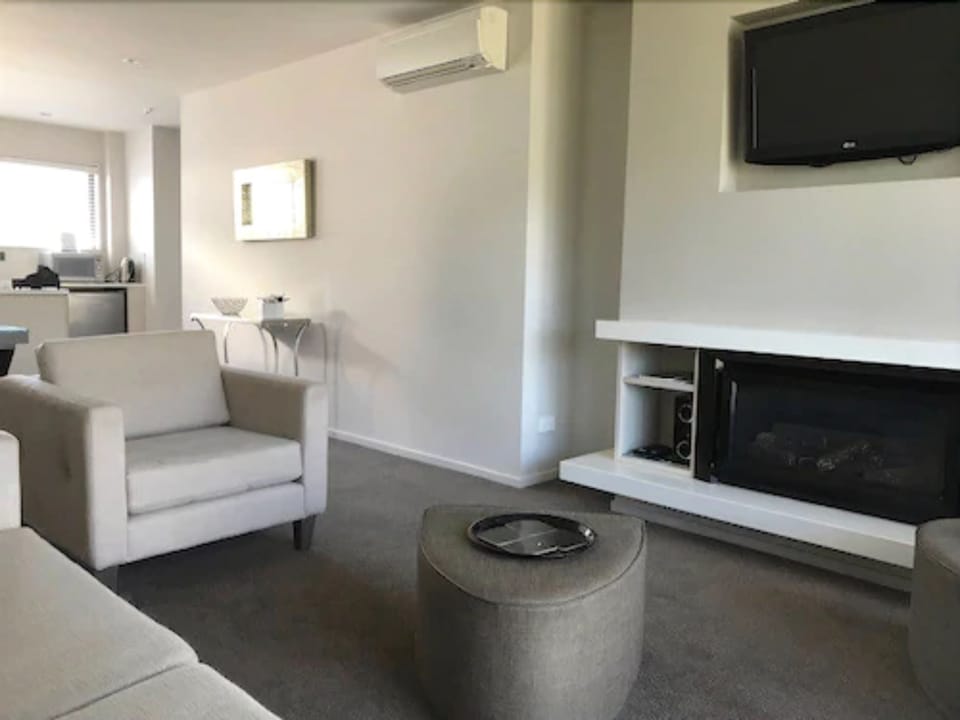 Mt Isobel Suite | Living area | Flat-screen TV, DVD player