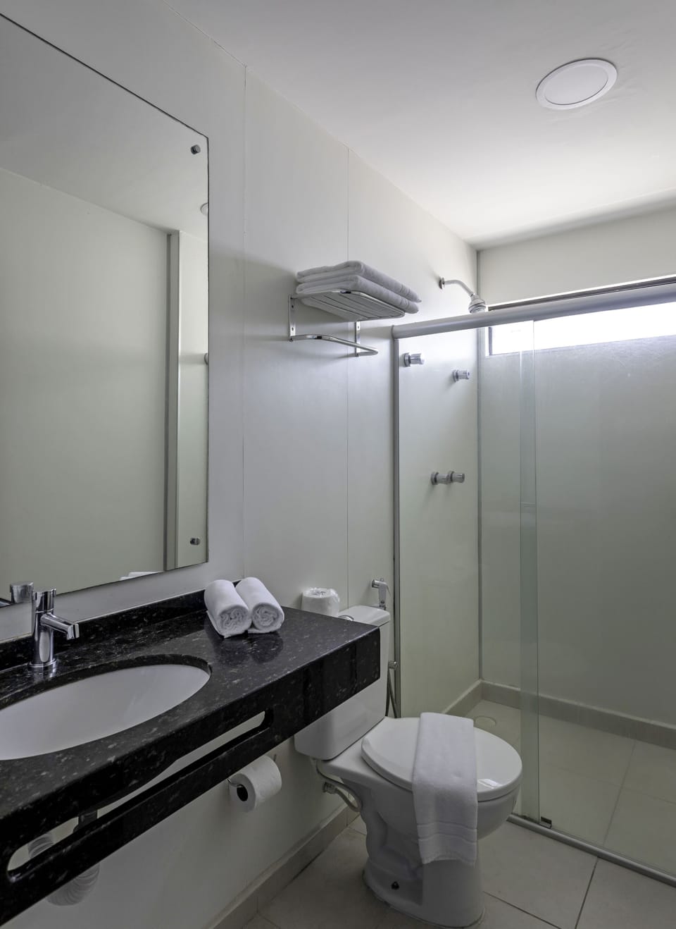 Standard Room | Bathroom | Shower, free toiletries, towels