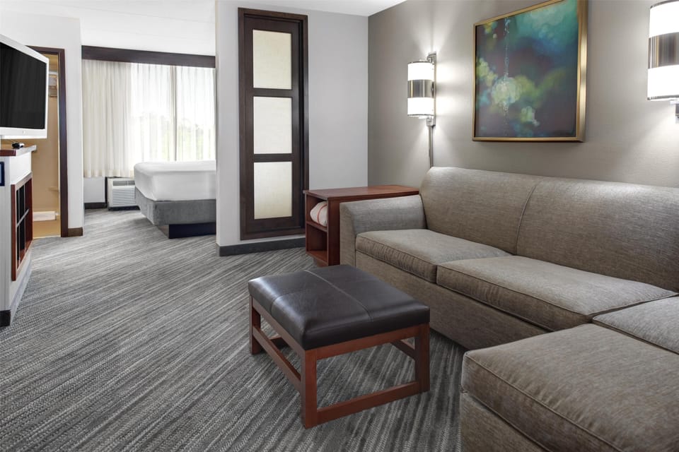 Premium bedding, in-room safe, desk, blackout drapes