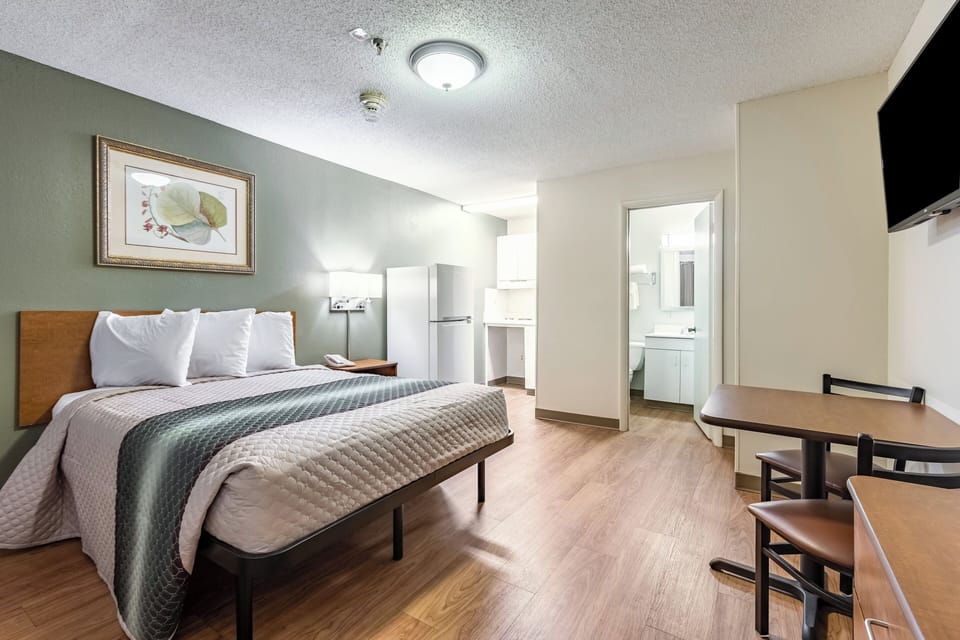 Laptop workspace, blackout drapes, WiFi (free), bed sheets