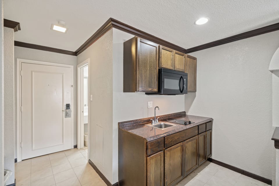 Coffee/tea maker, fridge, microwave