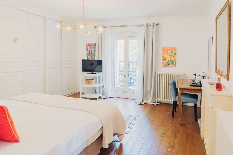 Double Room, 1 King Bed | Premium bedding, in-room safe, soundproofing, iron/ironing board