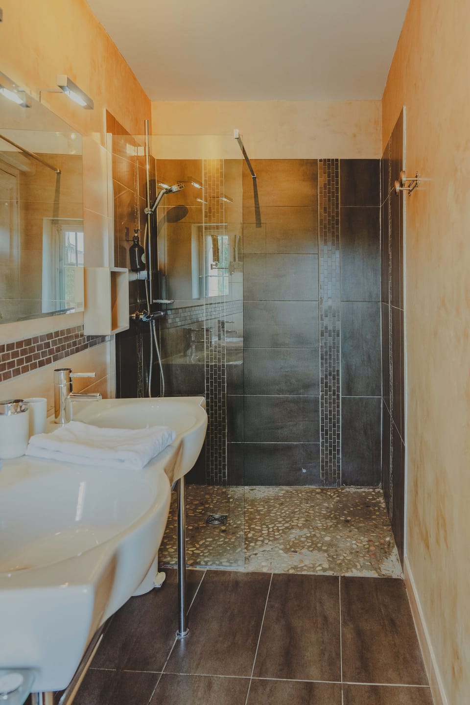 Double Room, 1 King Bed | Bathroom | Shower, rainfall showerhead, free toiletries, hair dryer