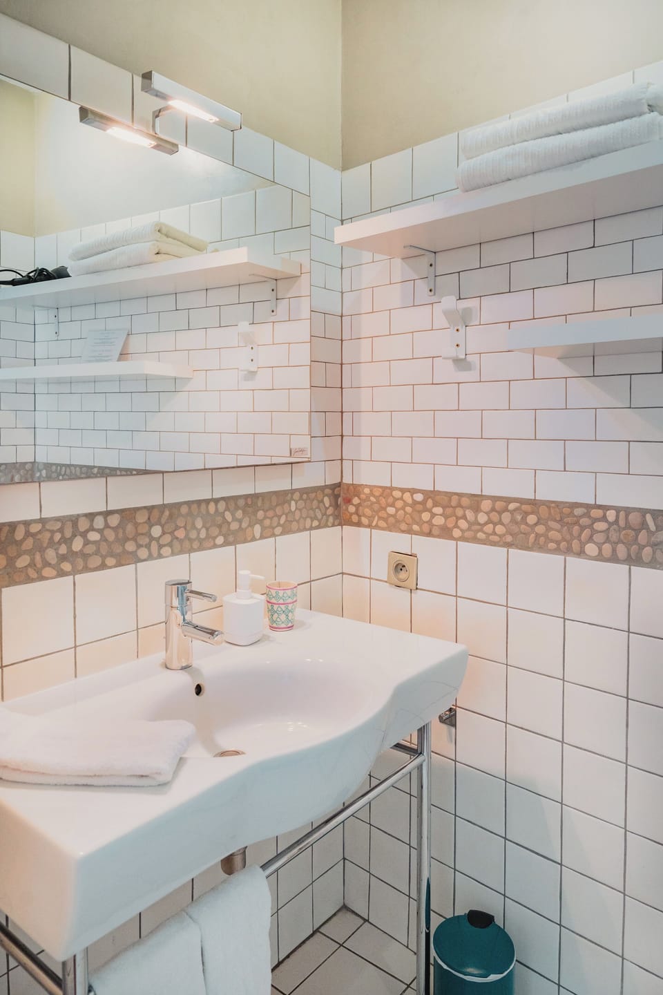 Junior Double Room | Bathroom | Shower, rainfall showerhead, free toiletries, hair dryer