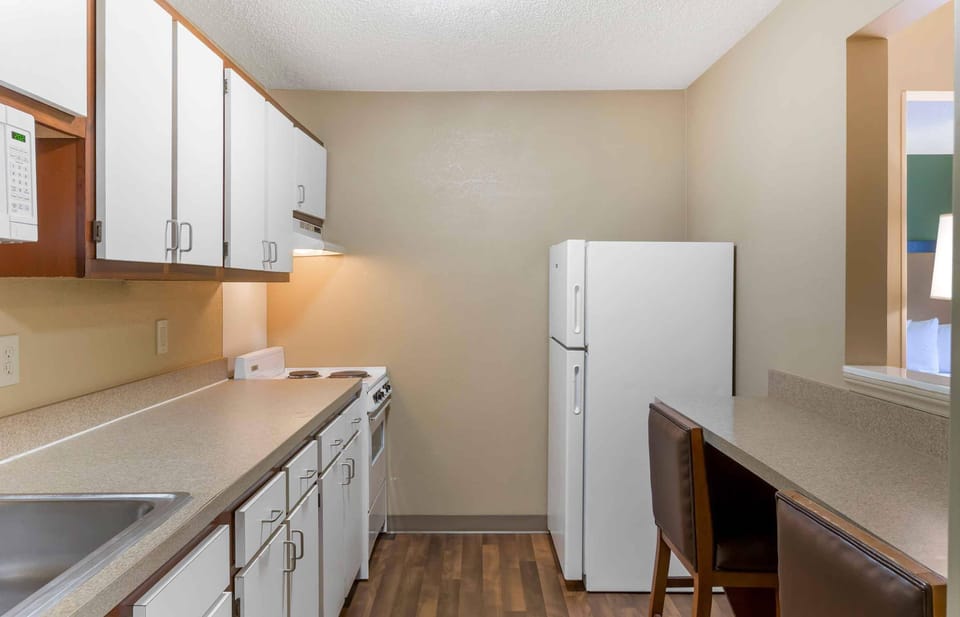 Coffee/tea maker, fridge, microwave, stovetop