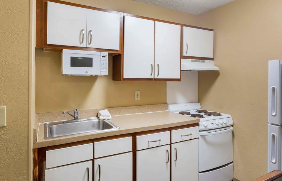 Coffee/tea maker, fridge, microwave, stovetop