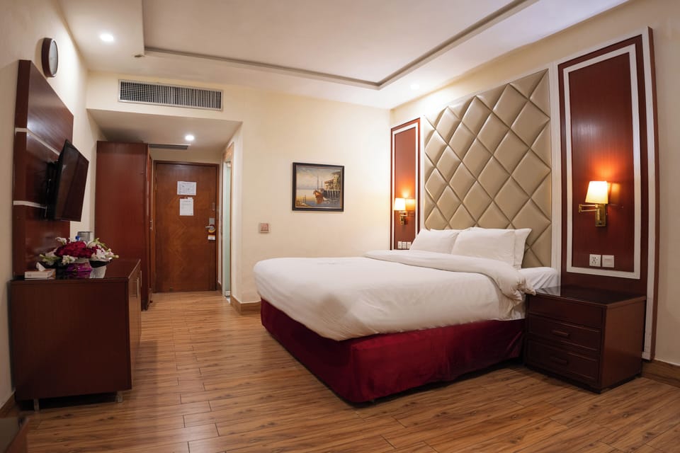Executive Suite, 1 King Bed, Private Bathroom | Minibar, in-room safe, desk, blackout drapes