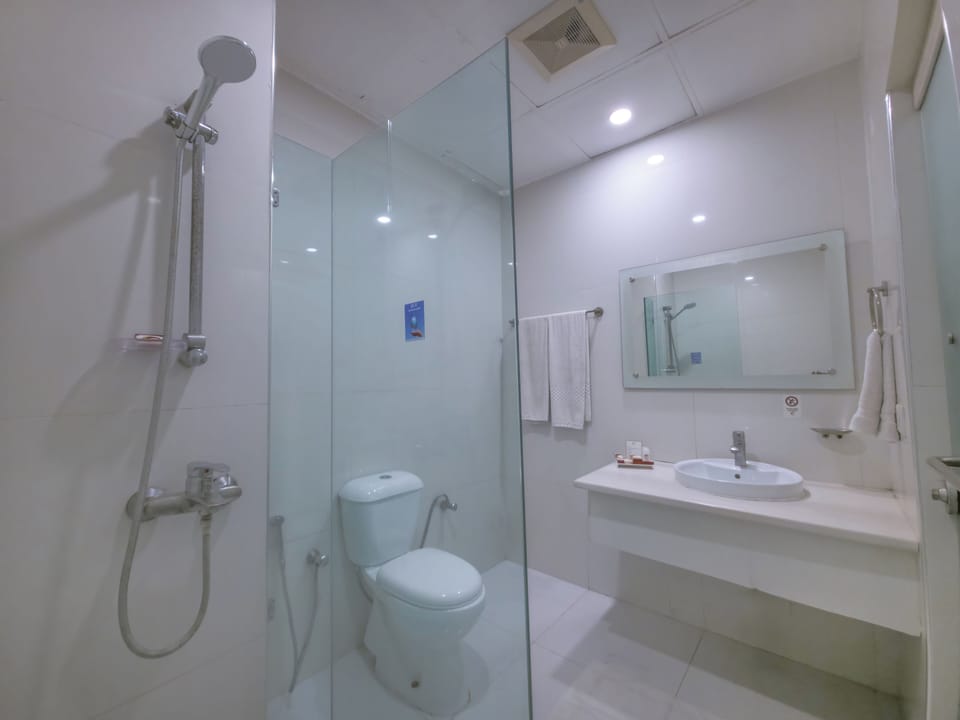 Executive Suite, 1 King Bed, Private Bathroom | Bathroom | Shower, free toiletries, hair dryer, slippers