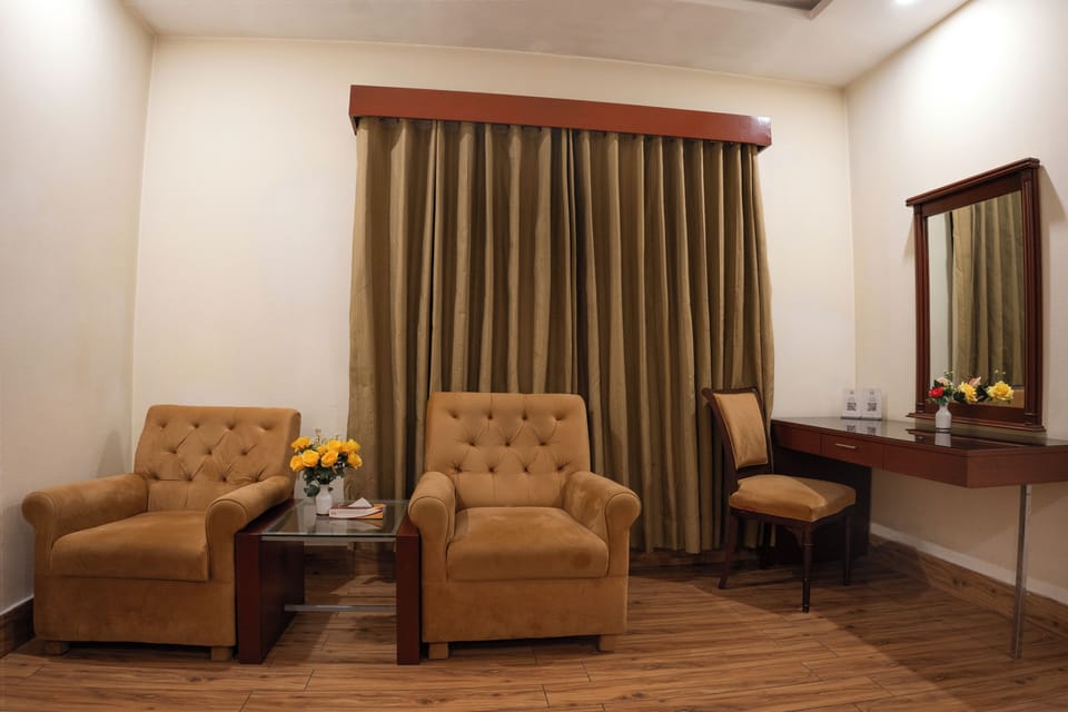 Executive Suite, 1 King Bed, Private Bathroom | Minibar, in-room safe, desk, blackout drapes