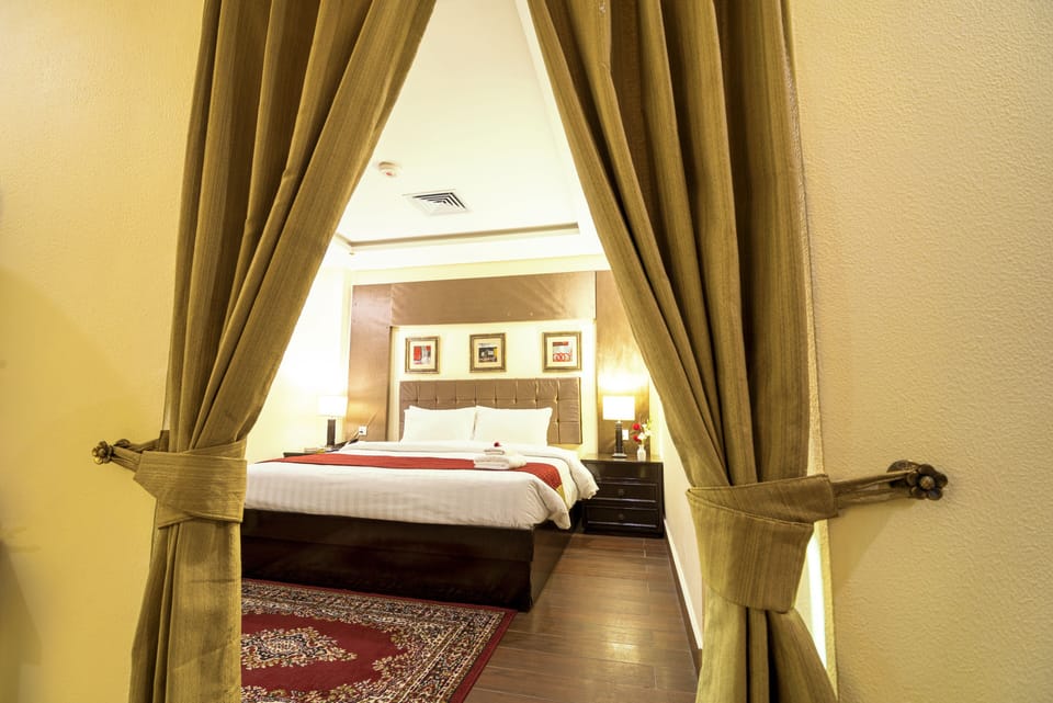 Executive Suite, 1 King Bed, Private Bathroom | Minibar, in-room safe, desk, blackout drapes